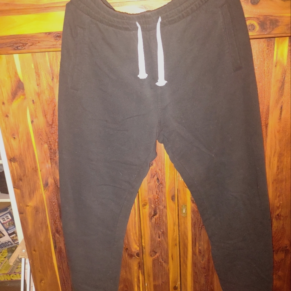 Divided sweat pants